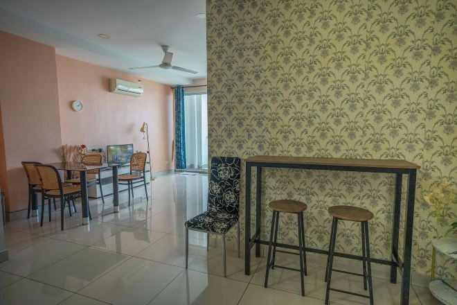 Interior 5, 2-bedroom condo with free parking on premises., Penang Island