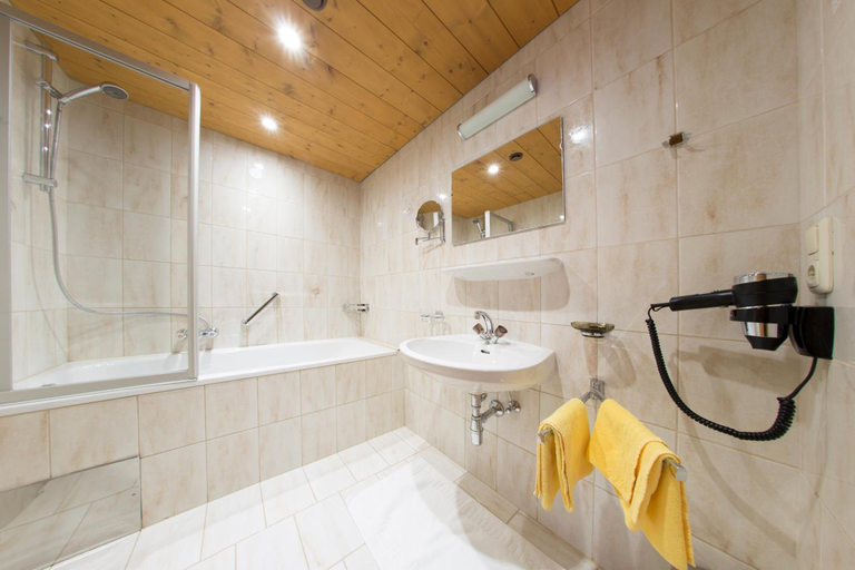 Bathroom 4, Aparthotel Alpin Life, Landeck