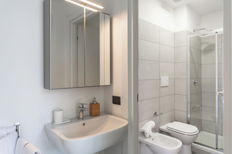 Bathroom 5, KHL apartments, Milano