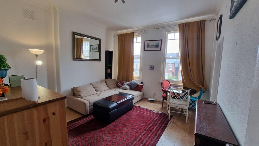 Others 5, Extra Large One Bedroom Flat With Parking, London