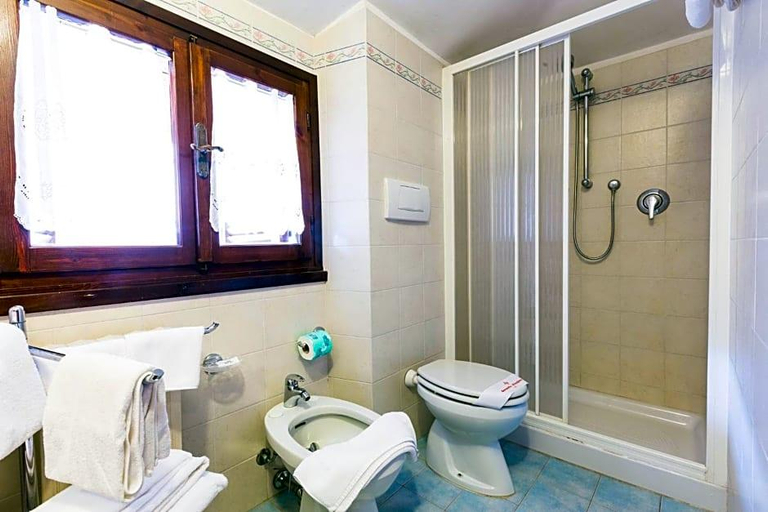 Bathroom 4, Hotel Sonia, Lucca