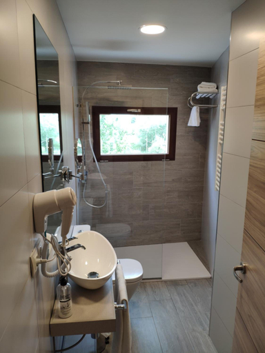 Bathroom 1, Hotel Puerta Del Arco, Valladolid
