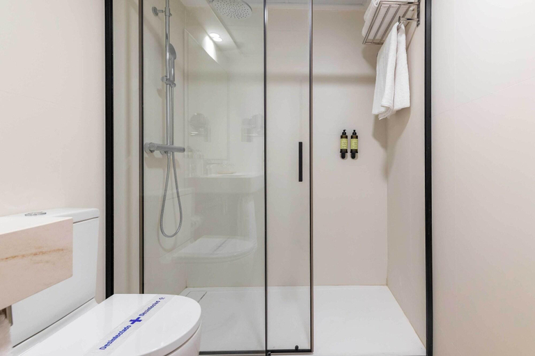 Bathroom 5, HQ Arena Hotel, Valencia