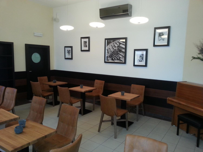 Food & Drinks 4, Bona Serva, Praha 8