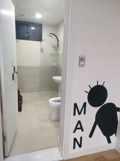 Bathroom 3, 29 Play House, Jung