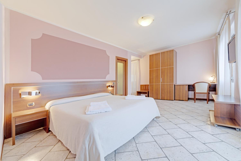 Bedroom 1, Hotel Grotto Bagat, Varese