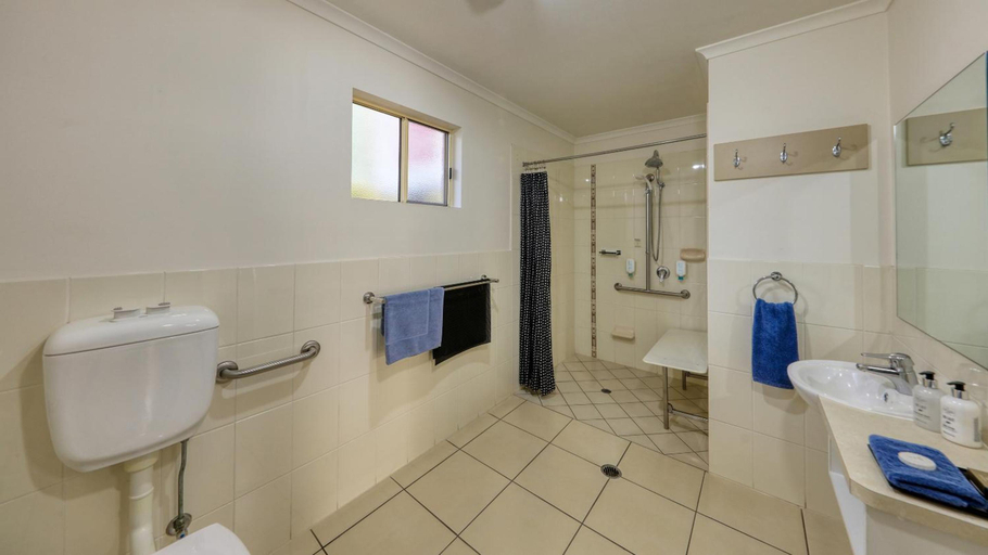 Bathroom 4, Chinchilla White Gums Motor Inn, Chinchilla