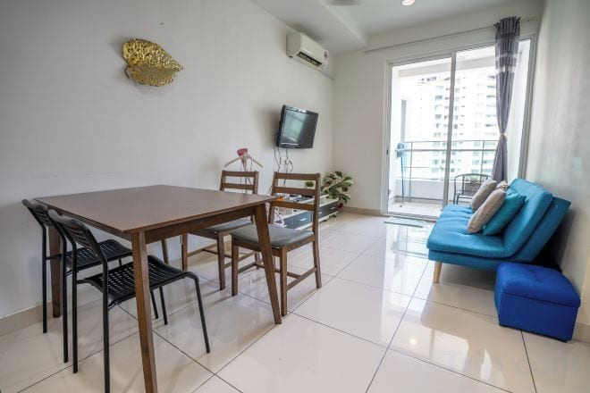 Interior 3, 2-bedroom condo with free parking on premises., Penang Island