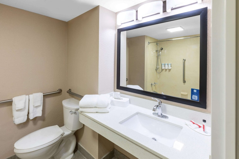 Bathroom 4, Baymont by Wyndham McAllen/Pharr, Hidalgo