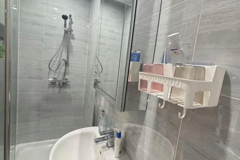 Bathroom 3, Min Su Rooms, Surrey