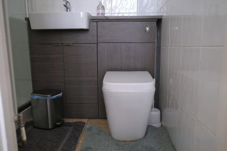 Bathroom 3, Lovely 1 Bedroom Apartment with Free Parking, London