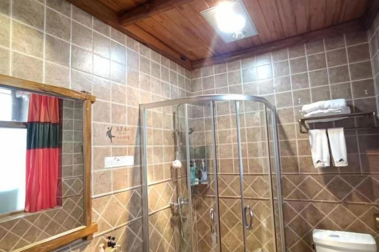 Bathroom, Huayutang Renwen Inn, Qujing
