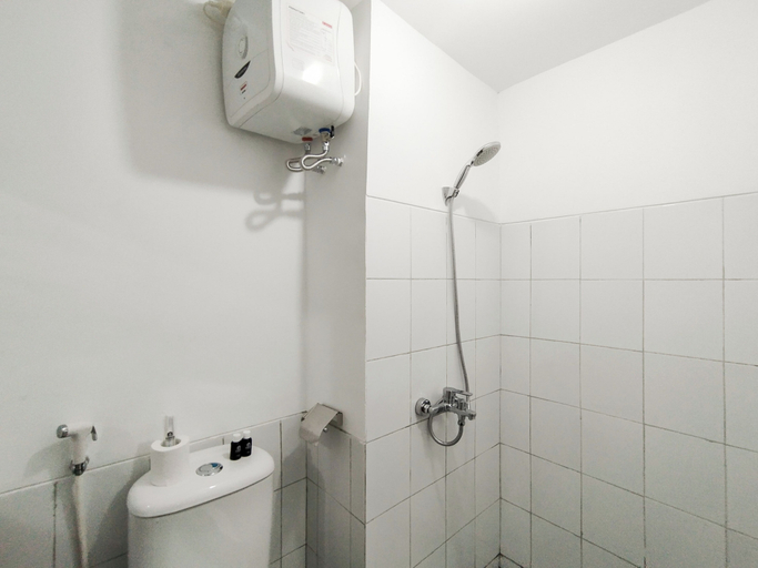 Bathroom 2, Modern Studio Room Apartment At Grand Asia Afrika, Bandung