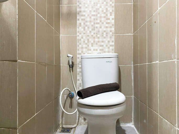 Bathroom 5, Cozy And Enjoy Living Studio Enviro Apartment, Cikarang