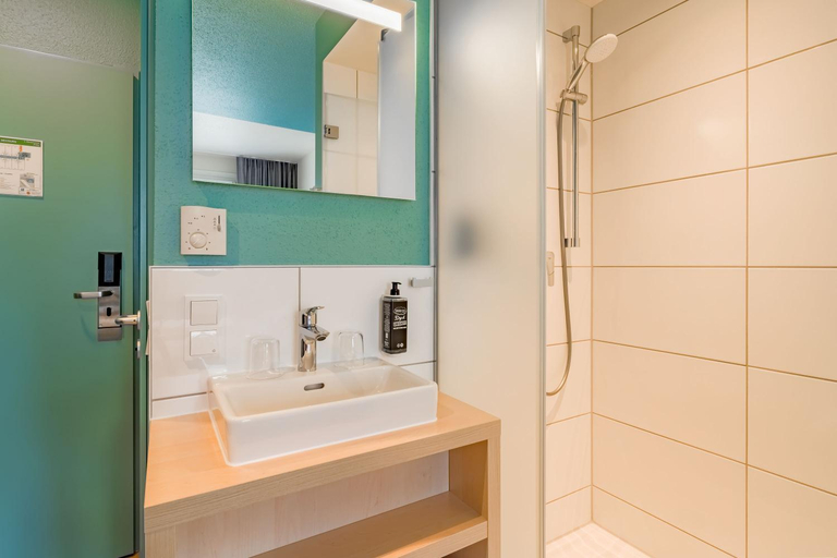 Bathroom 5, Ibis budget Hannover Hbf, Region Hannover