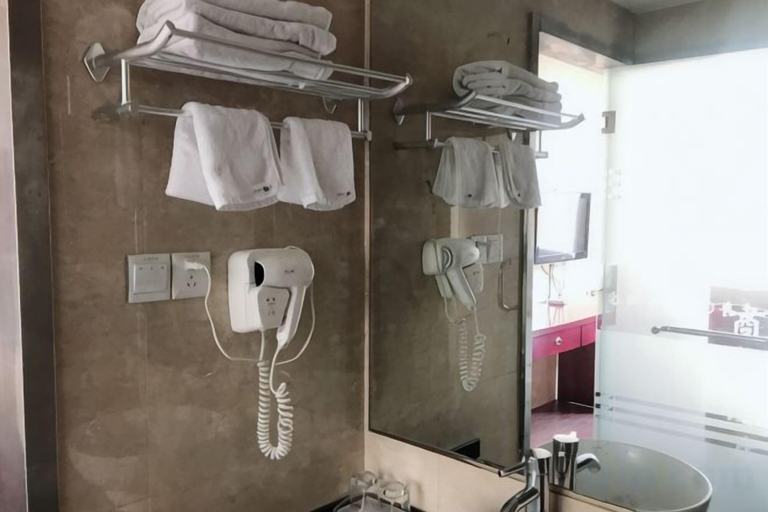Bathroom 4, Yiyezhou Business Chain Hotel, Changzhou