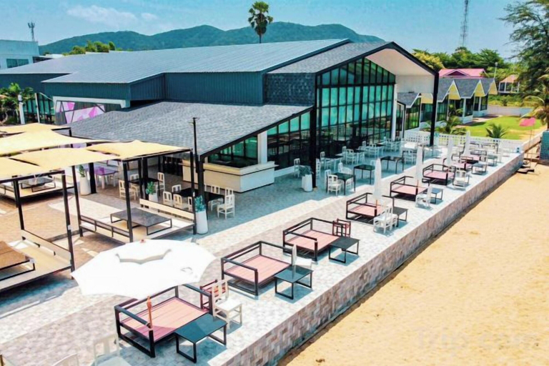 Outdoor dining 3, Rattanapura, Tha Mai