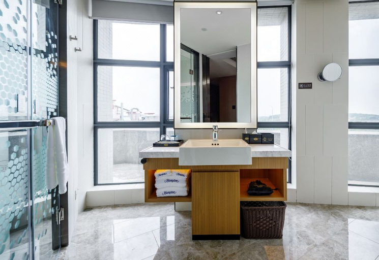 Bathroom 5, Hampton by Hilton Guangzhou Baiyun Airport North, Guangzhou
