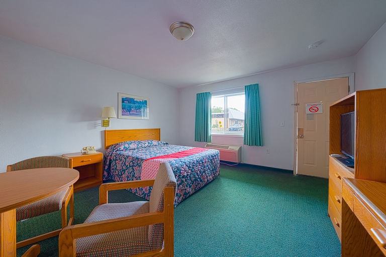 Bedroom 2, Budget 8 Motel, Grant