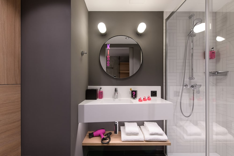 Bathroom, Moxy Sion, Sion