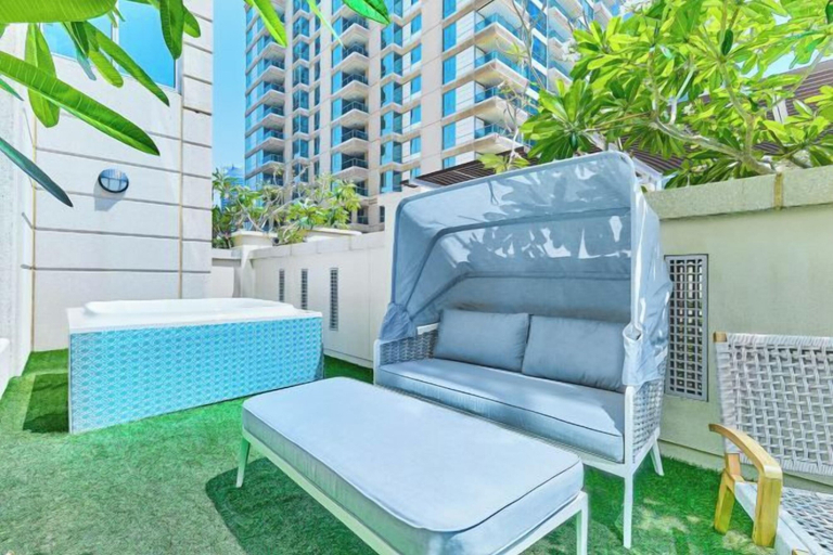 Outdoor spa tub, bnbme Dubai Marina: Quiet Patio Oasis, Dubai