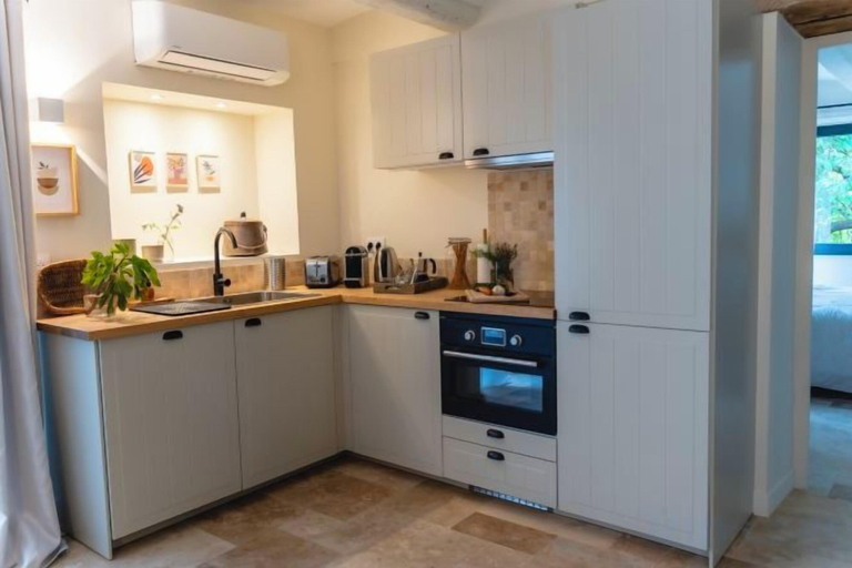 Private kitchen 3, Domaine 20 people with swimming pool, spa and tennis, Gard