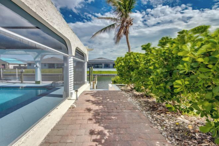 Pool, Golden Globe - luxury on the canal with pool/spa, Lee