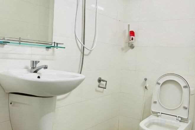 Bathroom 5, Phu Gia Hotel 99-101 Him Lam, Ho Chi Minh City