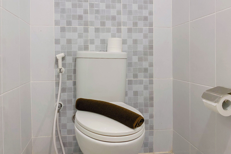 Bathroom 2, Minimalist And Simply Look Studio Tokyo Riverside Pik 2 Apartment, South Jakarta