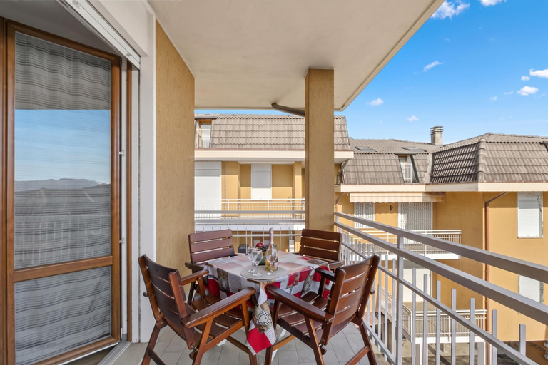 Outdoor dining 4, Casa Mirella Quiet 2BR With View, Balcony and AC, Novara