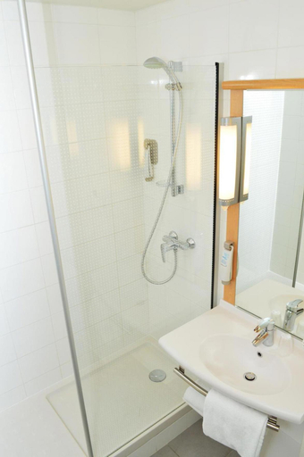 Bathroom 3, ibis Bordeaux Saint Emilion, Gironde