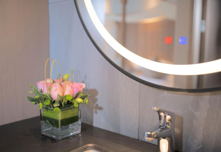 Bathroom 4, Radisson Hotel Sega (HangZhouXiaoshan Airport Terminal), Hangzhou
