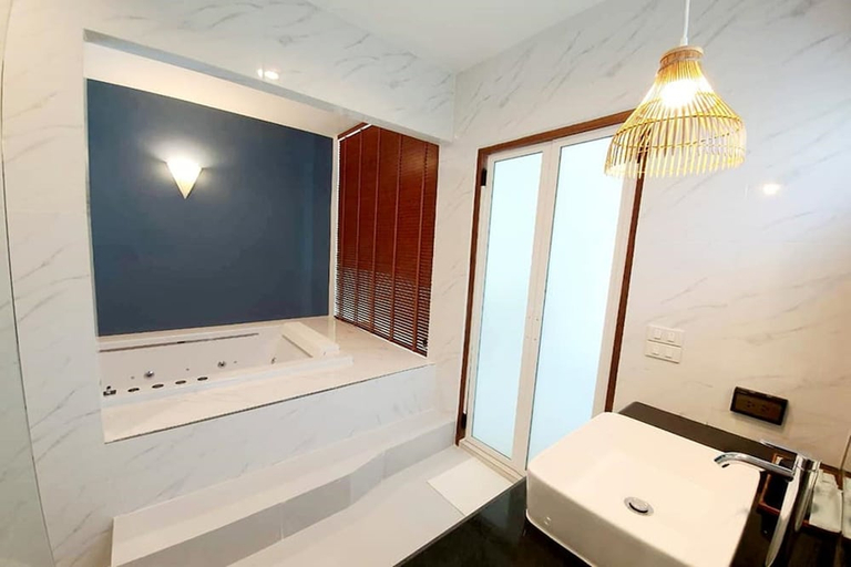 Bathroom 3, Resto Sea Resort, Bang Saphan