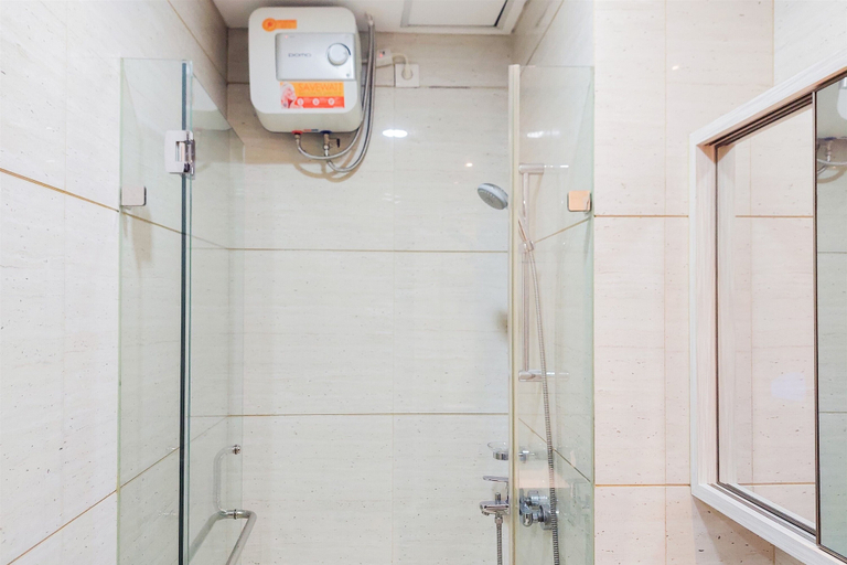 Bathroom 3, Compact And Homey Studio At Brooklyn Alam Sutera Apartment, Tangerang