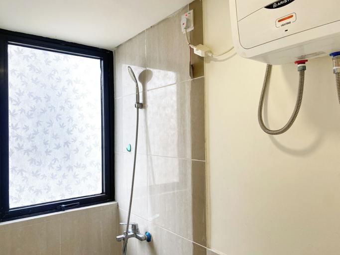 Bathroom 2, Homey And Enjoy 2Br Apartment Meikarta, Cikarang