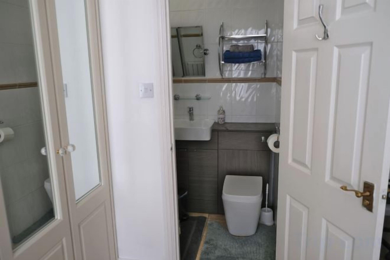 Bathroom 2, Lovely 1 Bedroom Apartment with Free Parking, London
