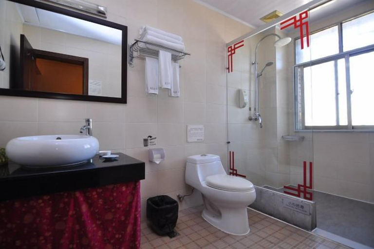 Bathroom, Lin An Inn, Honghe Hani and Yi