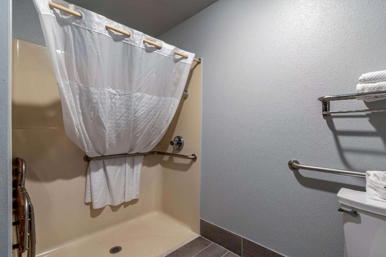 Bathroom, Quality Inn Madras, Jefferson