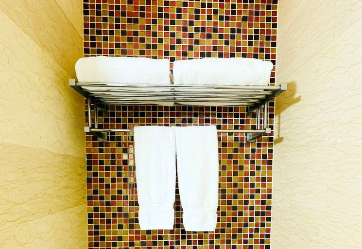 Bathroom 3, Junyi Dynasty Hotel, Wuhan