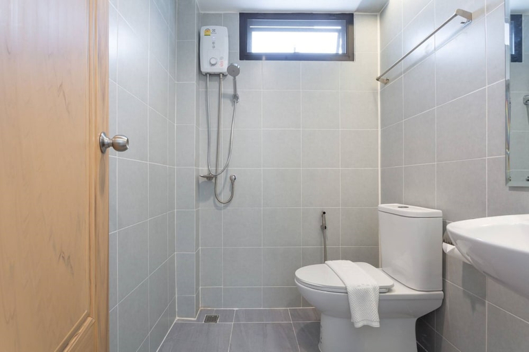 Bathroom 4, Barayan Place, Sattahip