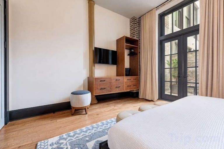 Room, 2BR Beautiful Space + Private Bedroom Patio The Mayfair, Orleans