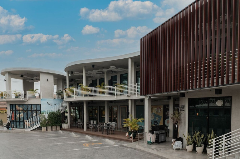 Exterior & Views