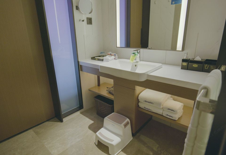 Bathroom 4, Hampton by Hilton Shenzhen Bao‘an Stadium, Shenzhen