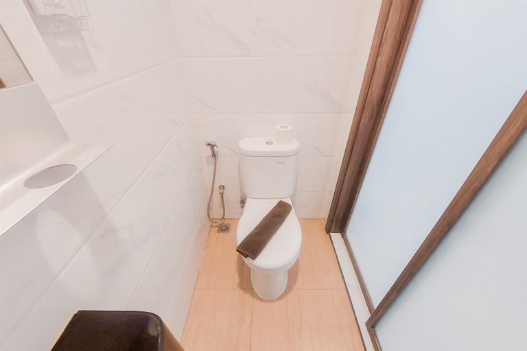 Bathroom 5, Strategic And Nice Studio At Sky House Alam Sutera Apartment, Tangerang