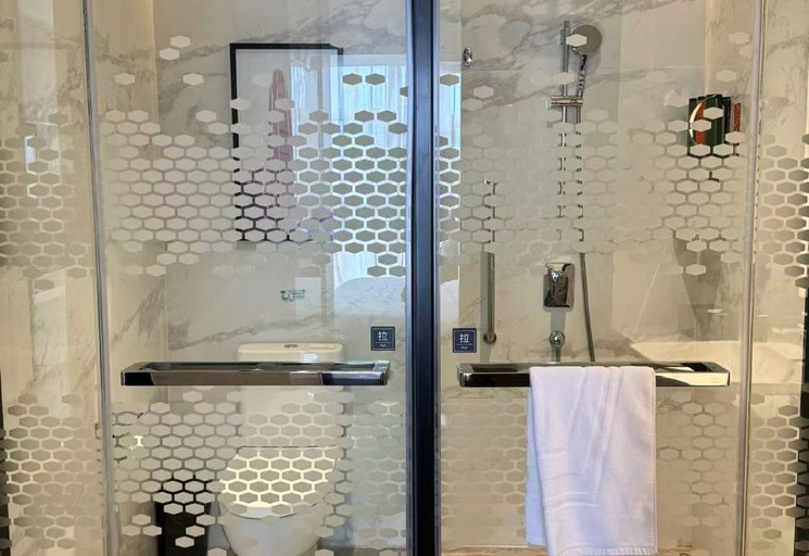 Bathroom 4, Hampton by Hilton Shenzhen Bao‘an Stadium, Shenzhen