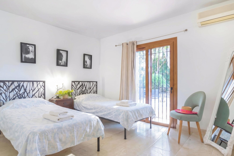 Room 5, Villa Calahonda 700m From Beach With Pool, Málaga