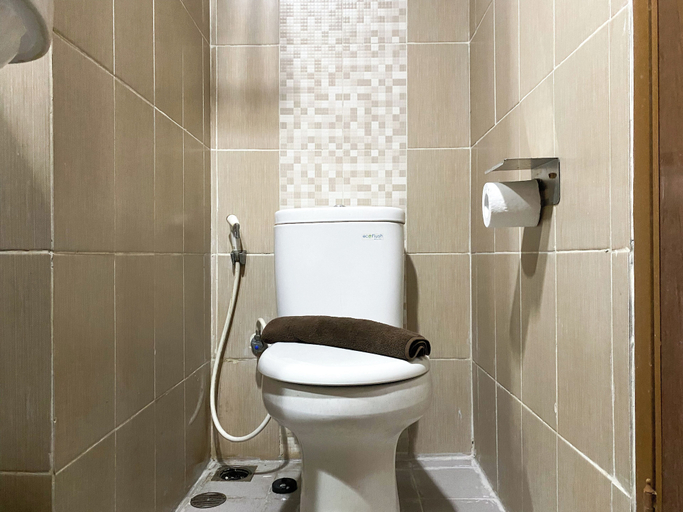 Bathroom 3, Restful And Comfy Studio Enviro Apartment, Cikarang