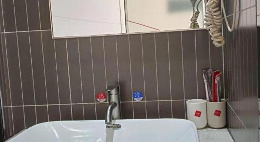 Bathroom 3, Thank Inn Plus Hotel Guangdong Yunfu Luoding City Municipal, Yunfu