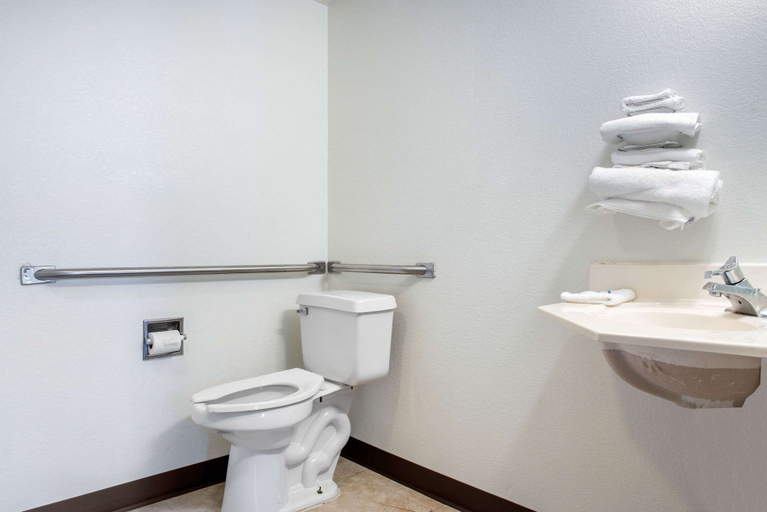 Bathroom 4, Rodeway Inn Sharonville - Cincinnati North, Cincinnati