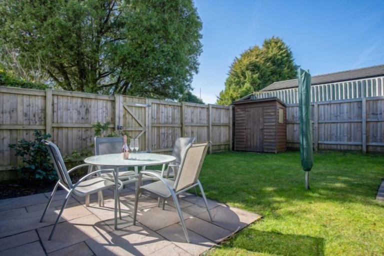 Outdoor dining 5, Nottage Road - 3 Bedroom Holiday Home - Mumbles, Swansea